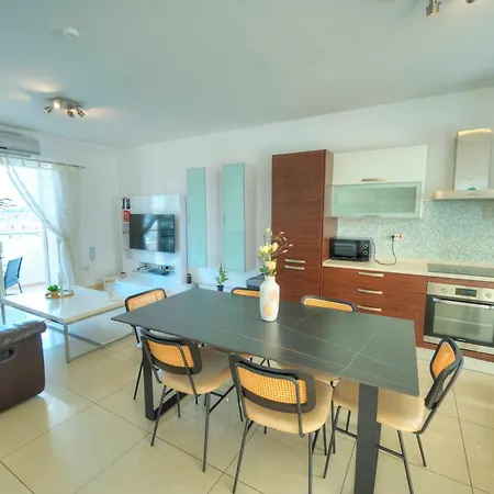 Bright & Spacious 3 Bedroom, Shared Garden Jell1-1
