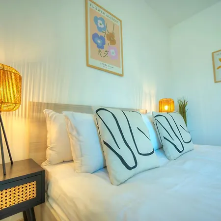 Bright & Spacious 3 Bedroom, Shared Garden Jell1-1 Apartament