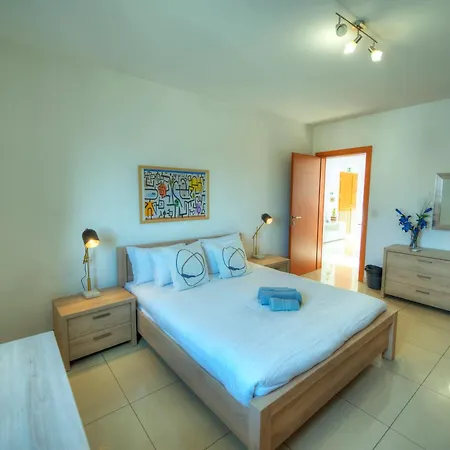 Bright & Spacious 3 Bedroom, Shared Garden Jell1-1 شقة Gzira