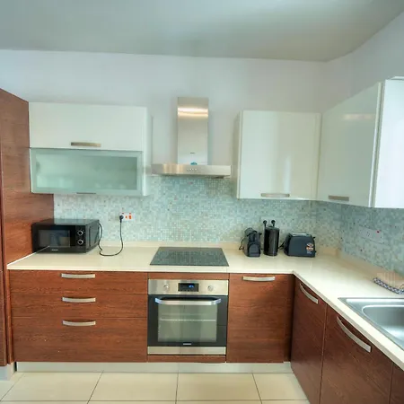 Bright & Spacious 3 Bedroom, Shared Garden Jell1-1 * Gzira