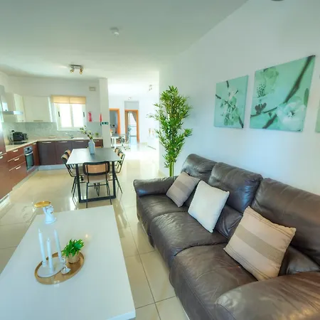 Bright & Spacious 3 Bedroom, Shared Garden Jell1-1 Apartament