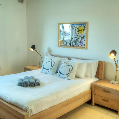 Bright & Spacious 3 Bedroom, Shared Garden Jell1-1 *