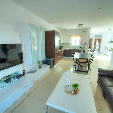 Bright & Spacious 3 Bedroom, Shared Garden Jell1-1 Apartament