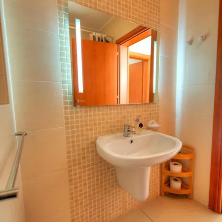 Bright & Spacious 3 Bedroom, Shared Garden Jell1-1 شقة