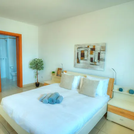 Bright & Spacious 3 Bedroom, Shared Garden Jell1-1 Gzira