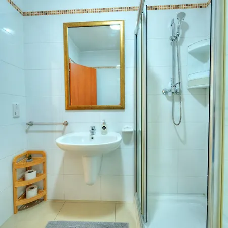 شقة Bright & Spacious 3 Bedroom, Shared Garden Jell1-1