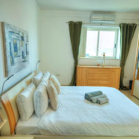 Apartment Bright & Spacious 3 Bedroom, Shared Garden Jell1-1 *