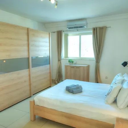 Bright & Spacious 3 Bedroom, Shared Garden Jell1-1
