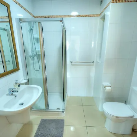Bright & Spacious 3 Bedroom, Shared Garden Jell1-1 Apartament *