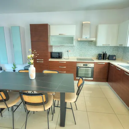 Apartment Bright & Spacious 3 Bedroom, Shared Garden Jell1-1 *