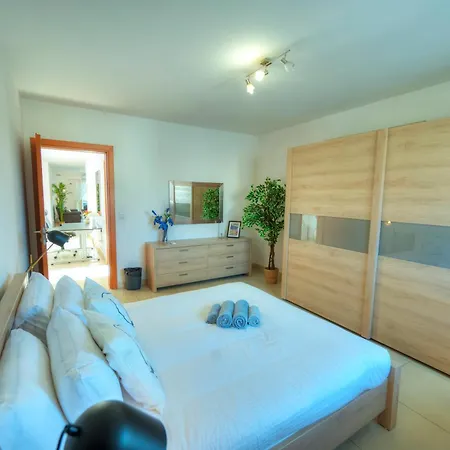 Bright & Spacious 3 Bedroom, Shared Garden Jell1-1 شقة Gzira